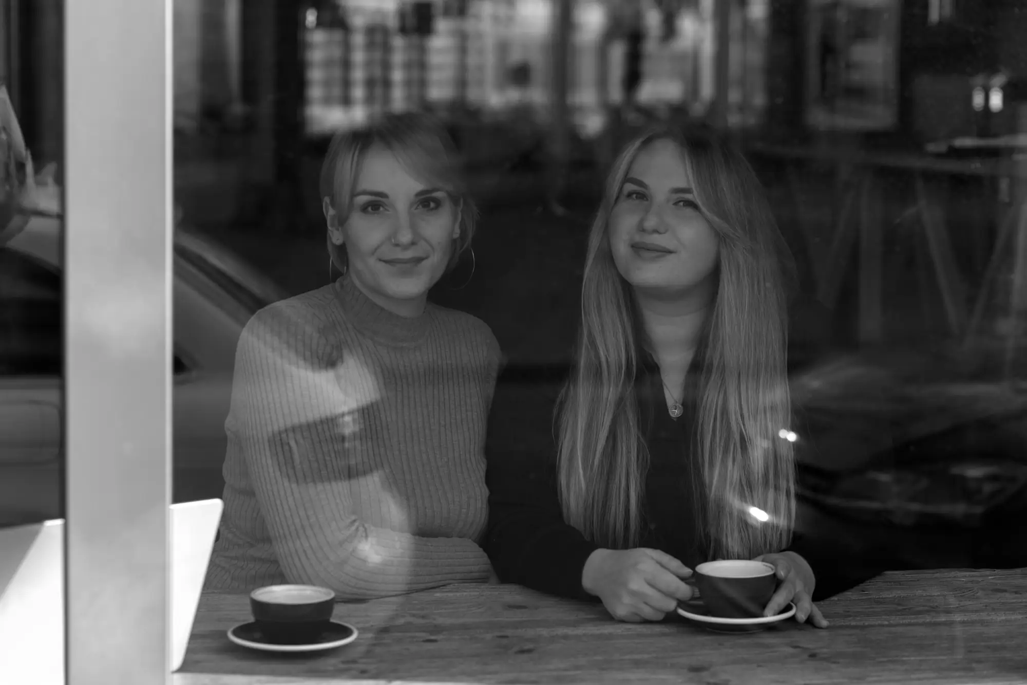 Samira Harkat und Susanne Bartels im Café
